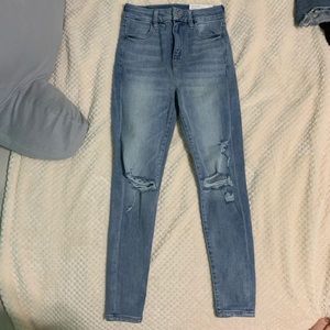 AMERICAN EAGLE RIPPED JEANS